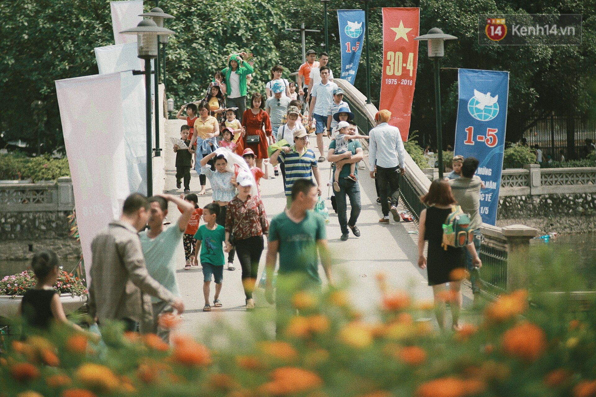 Nghỉ lễ 30/4, người dân Hà Nội đổ xô đến Công viên Thủ Lệ vui chơi, nằm trên bãi cỏ trốn nóng